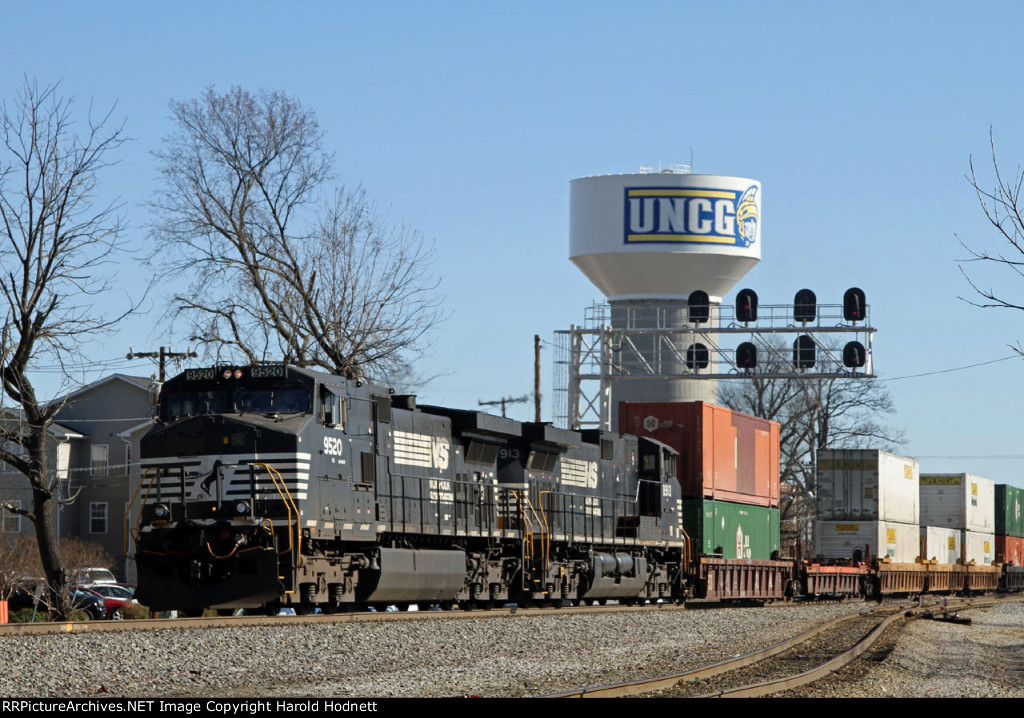 NS 9520 & 8913 lead train 213 southbound